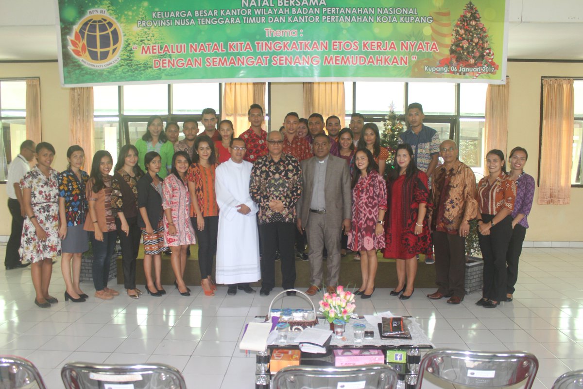 KanwilBPNNTT's tweet photo. Natal dan Tahun Baru  Bersama di Kanwil BPN Nusa Tenggara Timur 6/1/2017  @atr_bpn https://t.co/BBMktAZrYT