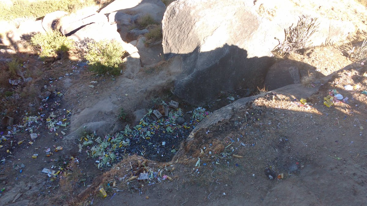 Its painful to see garbage strewn all over the holy 'Gurushikhar' peak in mount abu @my_rajasthan @tourismgoi @VasundharaBJP