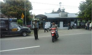 MadeAgus98's tweet photo. Anggota unit sabhara dan bhabinkamtibmas amankan ibadah sholat jumat ciptakan rasa tenang jama’ah, antisipasi terjadinya kejahatan. https://t.co/MX2VrWP40U