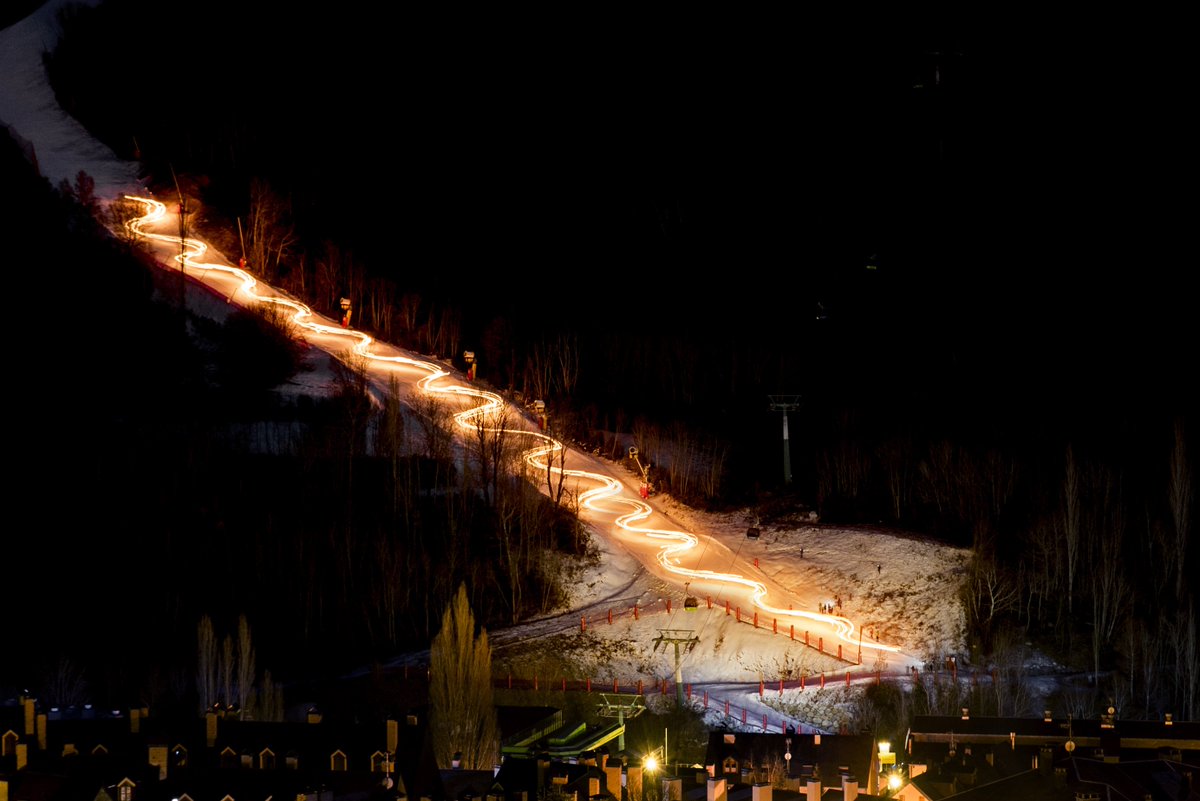 AramonFormigal's tweet photo. Cuando la luz del fuego ilumina la nieve...... #BajadaDeAntorchas #Estrimal #Panticosa #ReyesMagos https://t.co/uY0pJ7bxDL