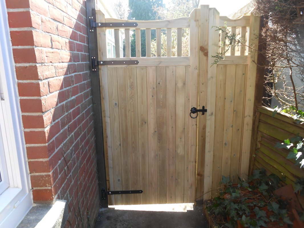 MarkGCarpentry's tweet photo. All gardens great and small! #carpentry #gardens #gardening #bespoke #dorset #hampshire #smallbuildings #summerhouse #gates #planters https://t.co/n3YtuPfNbs