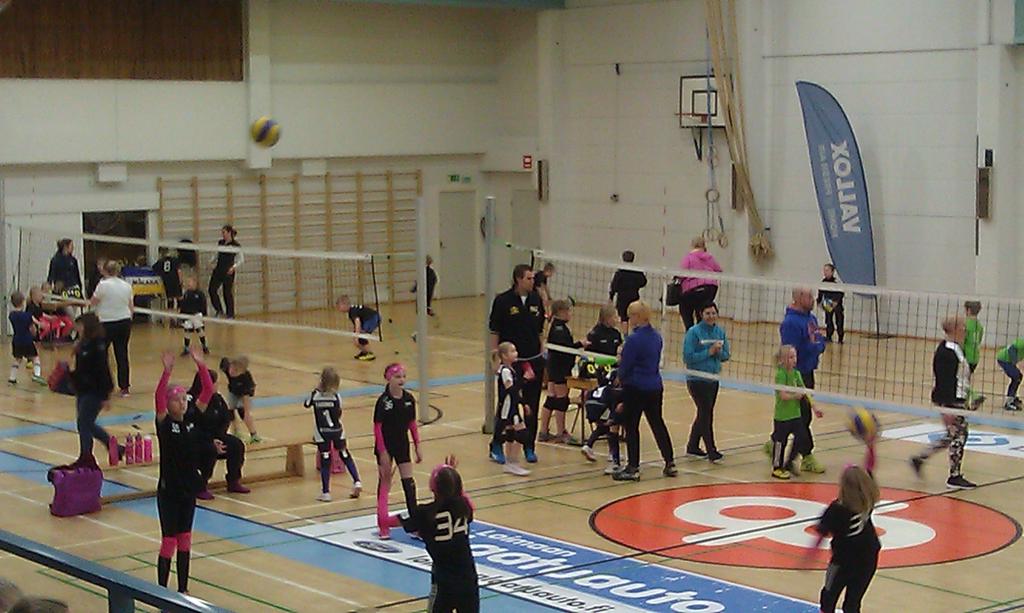 riponiemi's tweet photo. #Vallox - turnaus #Loimaa. #mestaruusliiga -pelurit #lentopallo junnuturnauksen tuomareina #idoli #esikuva https://t.co/LjOCvqfoM4