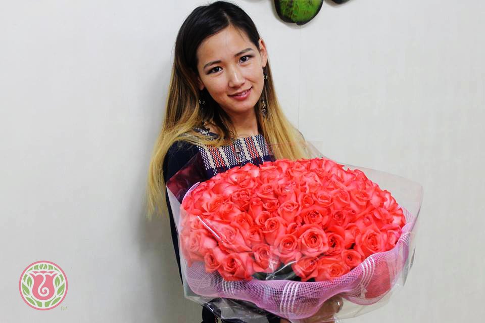 Баглаа цэцэг барьсан бүсгүй хамгаас үзэсгэлэнтэй :)