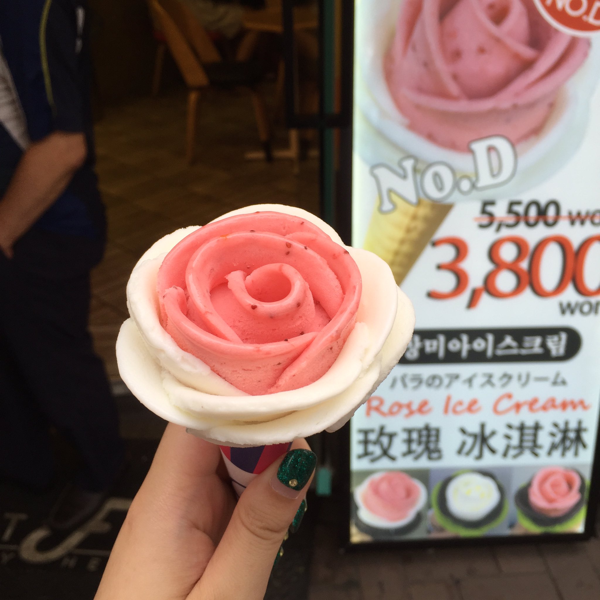 배고파 ペゴパ Ar Twitter 明洞にあるローズアイス 美味しい上に見た目も可愛くて 旅行の思い出にぴったり 夏に食べた時はすぐ溶けちゃったから 今のシーズンがベストかな ローズアイスは 大阪のアメリカ村 にもあるよ Korean Yelipage