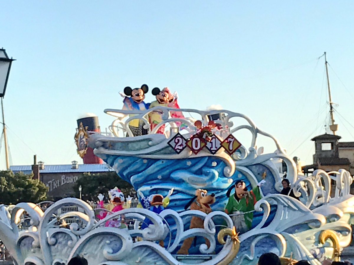 ট ইট র 五井ヒロト 東京ディズニーリゾートの景色260 ディズニーシーのニューイヤーズグリーティングはディズニーの仲間が船に乗ってご挨拶 日本の風習にならって 手締めをしましょう ミッキーや ドナルドの掛け声にあわせて 三本締めです さぁ