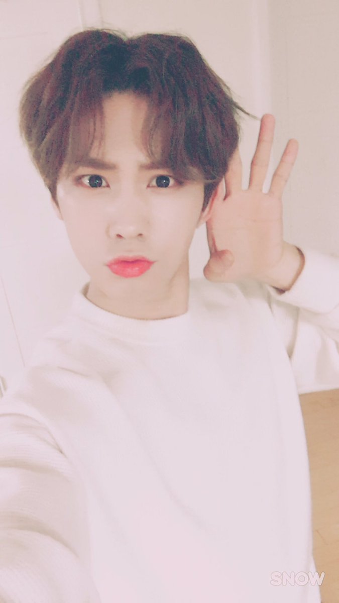 offclASTRO's tweet photo. 들리나요~~~🎤🎤🎤
제 #사랑이 ?!!! ><
#아스트로 #라키 #아로하 #하투 ❤️ https://t.co/ewkftjJleg