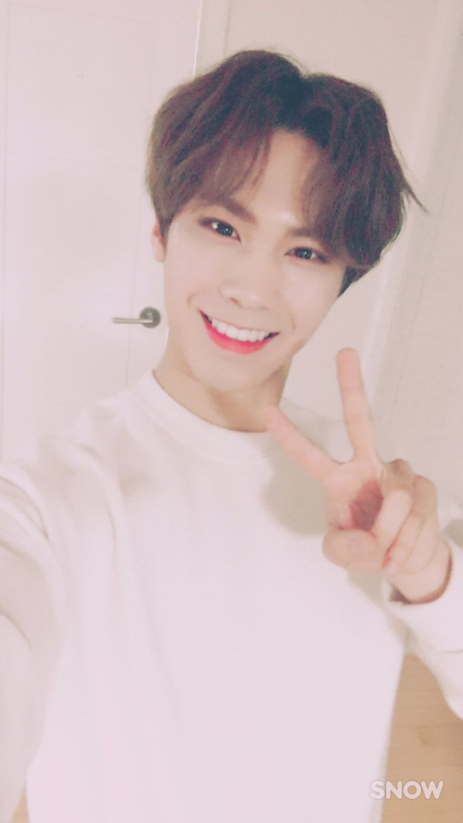 offclASTRO's tweet photo. 들리나요~~~🎤🎤🎤
제 #사랑이 ?!!! ><
#아스트로 #라키 #아로하 #하투 ❤️ https://t.co/ewkftjJleg