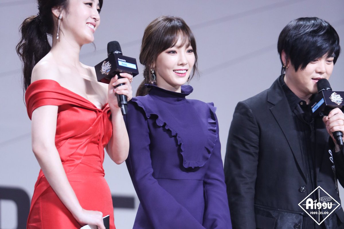 [PIC][01-12-2016]TaeYeon khởi hành đi Hồng Kông để tham dự "2016 Mnet Asian Music Awards" vào hôm nay  - Page 11 C1enFXNUsAAmfCE