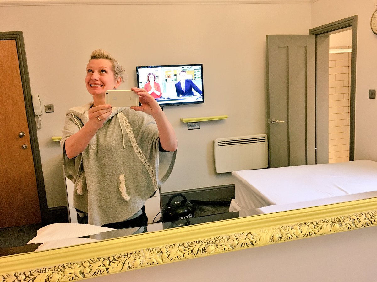 Moregeous's tweet image. Sorting the Pad for tonight's Airbnb guest &amp;amp; watching @SkyNews on wearing nightwear out in public. Oops 😂 #inarush #warm