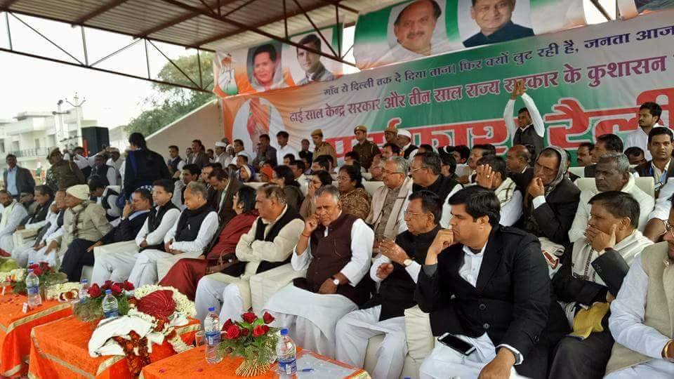 ashokgehlot51's tweet image. ढाई साल के केंद्र सरकार और तीन साल के राज्य सरकार के कुशासन के विरोध में "पर्दाफ़ाश रैली' के दौरान सरदारशहर, चूरू में  @INCIndia
#Rajasthan