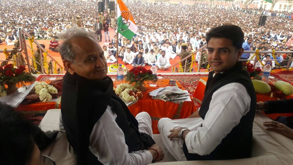 ashokgehlot51's tweet image. ढाई साल के केंद्र सरकार और तीन साल के राज्य सरकार के कुशासन के विरोध में "पर्दाफ़ाश रैली' के दौरान सरदारशहर, चूरू में  @INCIndia
#Rajasthan
