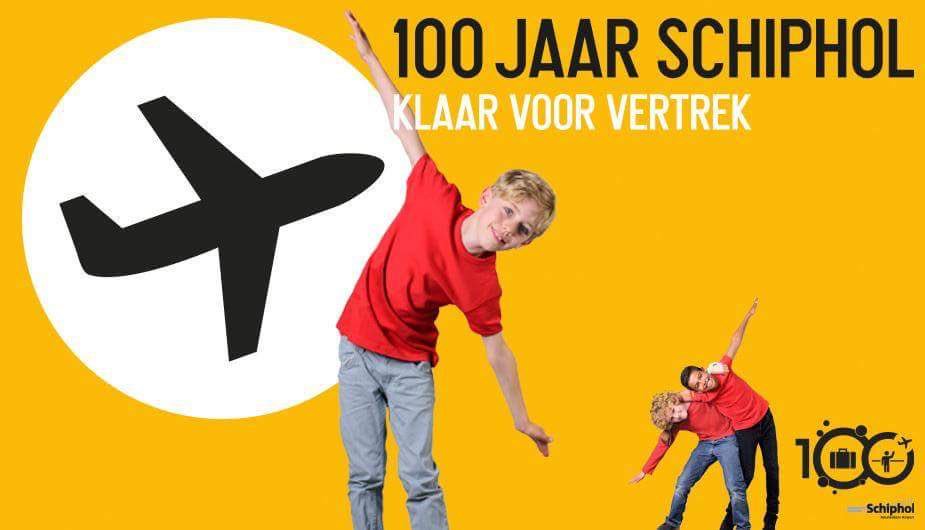 Iedere keer als ik in mijn ooghoeken de poster van het Amsterdam Museum zie, moet ik aan 'n dronken swastika denken.