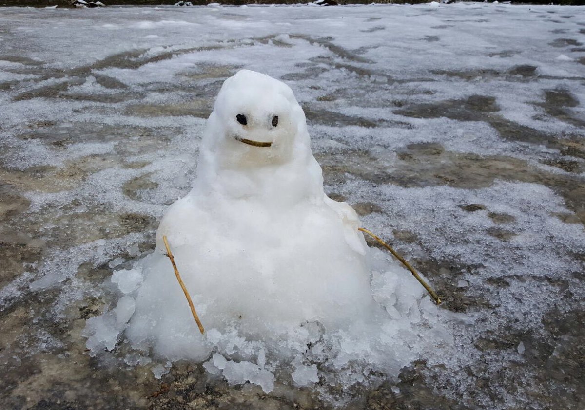 Flowevr's tweet image. Qui ha nevicato un sacco eeee vi presento Jim, il mio pupazzo di neve 💖💖💖