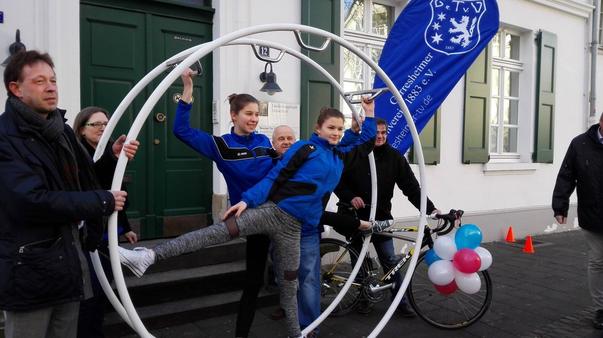 Duesseldorf's tweet photo. Ebenfalls mit dabei: Der Gerresheimer TV 1883 mit seinen #Rhönrad-Turnerinnen. #engagement #letourDUS https://t.co/PNAaYnyoP2