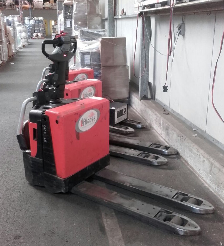 Huurheftrucks's tweet photo. extra inzet #seizoenswerk #huurklant elektrische #pallettruck #BT #Toyota LPE200 https://t.co/uve3YbqBBV