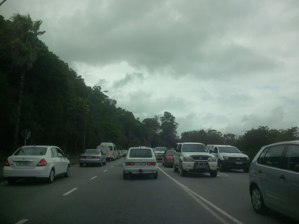 StephanJLamp's tweet image. Where's the @KnysnaMuni #TrafficAuthorities today?!?! Whole world's passing through one bottleneck at hospital.