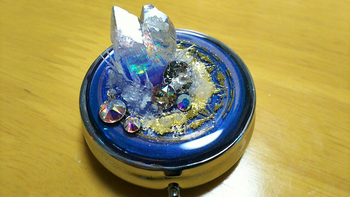 al1cecode's tweet photo. @al1cecode 大きい鉱石の1枚目は蓄光で蒼く光ます。あおゐ(@ao1q_x)に箔押しデザインをお願いしてできあがりました！写真はちょっと上手く撮れてないのですが;;今年初めのプレゼント企画にと考えています！

 #幕間パレード https://t.co/W5yBmdviAB