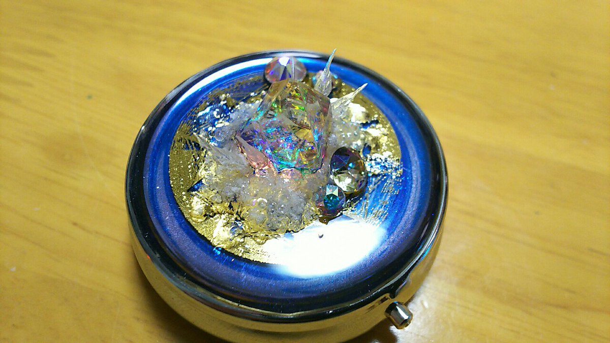 al1cecode's tweet photo. @al1cecode 大きい鉱石の1枚目は蓄光で蒼く光ます。あおゐ(@ao1q_x)に箔押しデザインをお願いしてできあがりました！写真はちょっと上手く撮れてないのですが;;今年初めのプレゼント企画にと考えています！

 #幕間パレード https://t.co/W5yBmdviAB