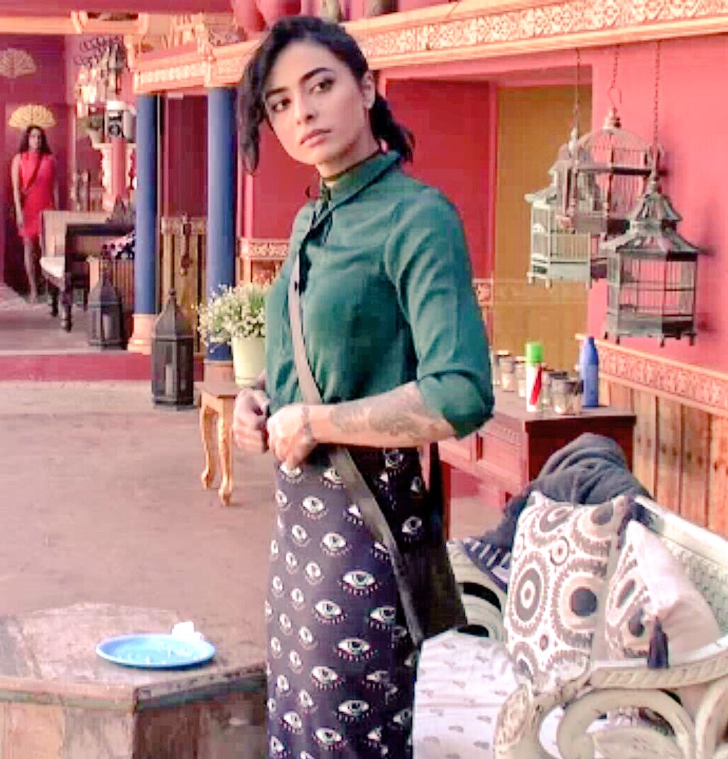 RanveersBro's tweet photo. Who Is Looking Gorgeous  ? 😍😍
Retweet For Bani 😘💝 
Like For Lopa 😒😑
#BiggBoss10 #BB10 #BaniFam #Lopa @TeamBaniJ https://t.co/0MygExgRPf