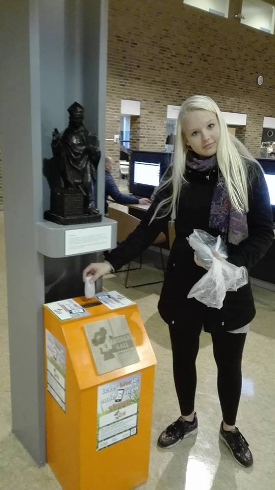 Goed bezig dames!! Zij doneerden oude mobieltjes voor E4All in de zuil van #RadboudUMC #Nijmegen voor <a href="/WeCollectNL/">We Collect</a> m.facebook.com/story.php?stor…