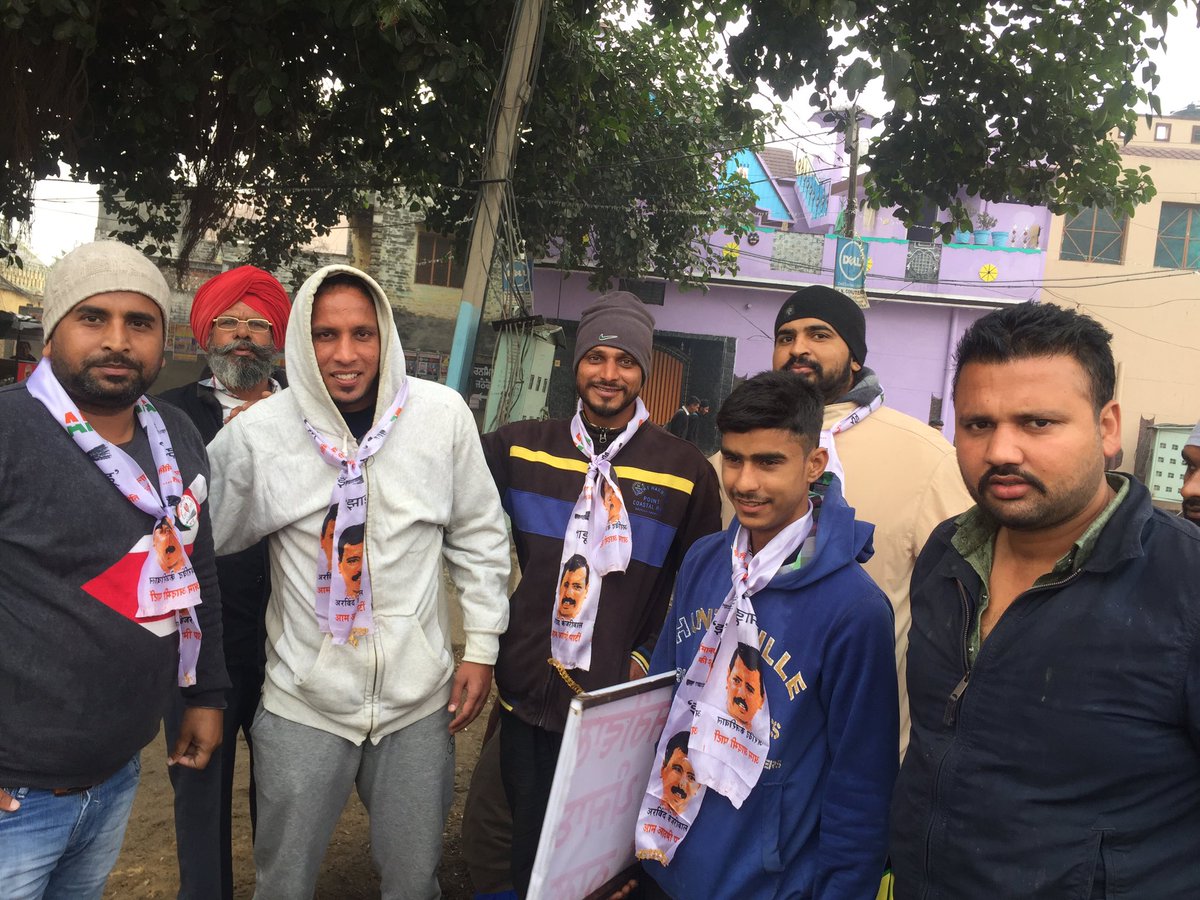 veer_jamal's tweet photo. ਆਮ ਆਦਮੀ ਪਾਰਟੀ ਹਲਕਾ ਚੱਬੇਵਾਲ  ਤੋਂ ਆਪ ਉਮੀਦਵਾਰ ਰਮਨ ਕੁਮਾਰ ਜੀ ਨੇ ਪਿੰਡ " ਪੰਜੌੜਾ ,ਲਕਸੀਹ "ਵਿੱਖੇ ਘਰ ਘਰ ਜਾ ਕੇ ਪਾਰਟੀ ਦੀਆ ਨੀਤੀਆਂ ਦਾ ਪ੍ਰਚਾਰ ਕੀਤਾ https://t.co/4eX2foRrNX