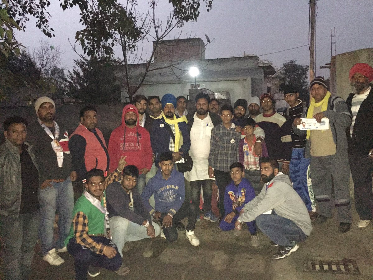 veer_jamal's tweet photo. ਆਮ ਆਦਮੀ ਪਾਰਟੀ ਹਲਕਾ ਚੱਬੇਵਾਲ  ਤੋਂ ਆਪ ਉਮੀਦਵਾਰ ਰਮਨ ਕੁਮਾਰ ਜੀ ਨੇ ਪਿੰਡ " ਪੰਜੌੜਾ ,ਲਕਸੀਹ "ਵਿੱਖੇ ਘਰ ਘਰ ਜਾ ਕੇ ਪਾਰਟੀ ਦੀਆ ਨੀਤੀਆਂ ਦਾ ਪ੍ਰਚਾਰ ਕੀਤਾ https://t.co/4eX2foRrNX