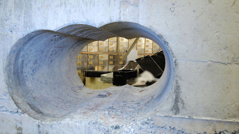 CarlHowells1's tweet image. Woman finds she is missing £7m gold after Hatton Garden raid news.sky.com/story/woman-fi…