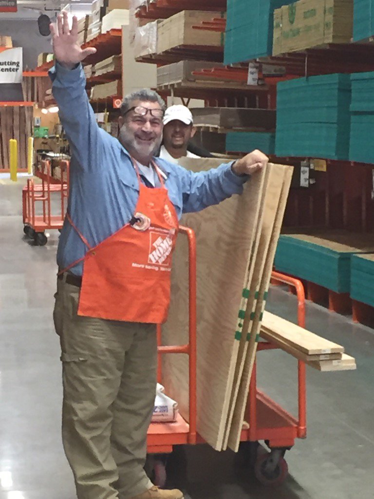 AtortoriceHD's tweet photo. ISM Steve Gargano helping out a customer load plywood during recruiting event at store 6981 Mundelein https://t.co/M28JOq2jQD