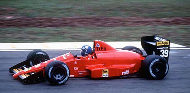 Gary Brabham intentando extraer algo positivo del Life L190 en Brasil, 1990