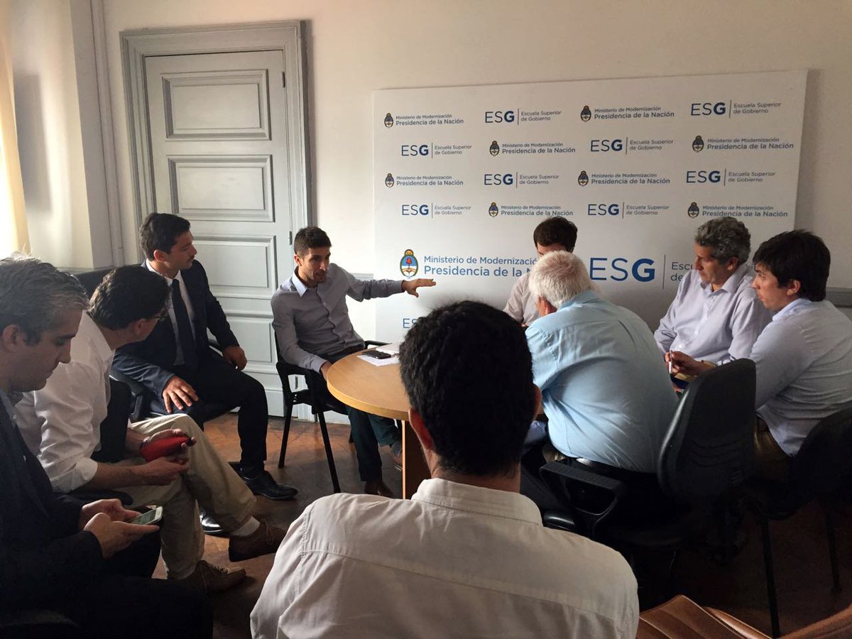 desarrolloeinv's tweet photo. Nuestro equipo en @EscueladeGobArg con @gonzalostraface, trabajamos para profesionalizar y fortalecer la capacitación del empleado municipal https://t.co/JLtD1EptBI