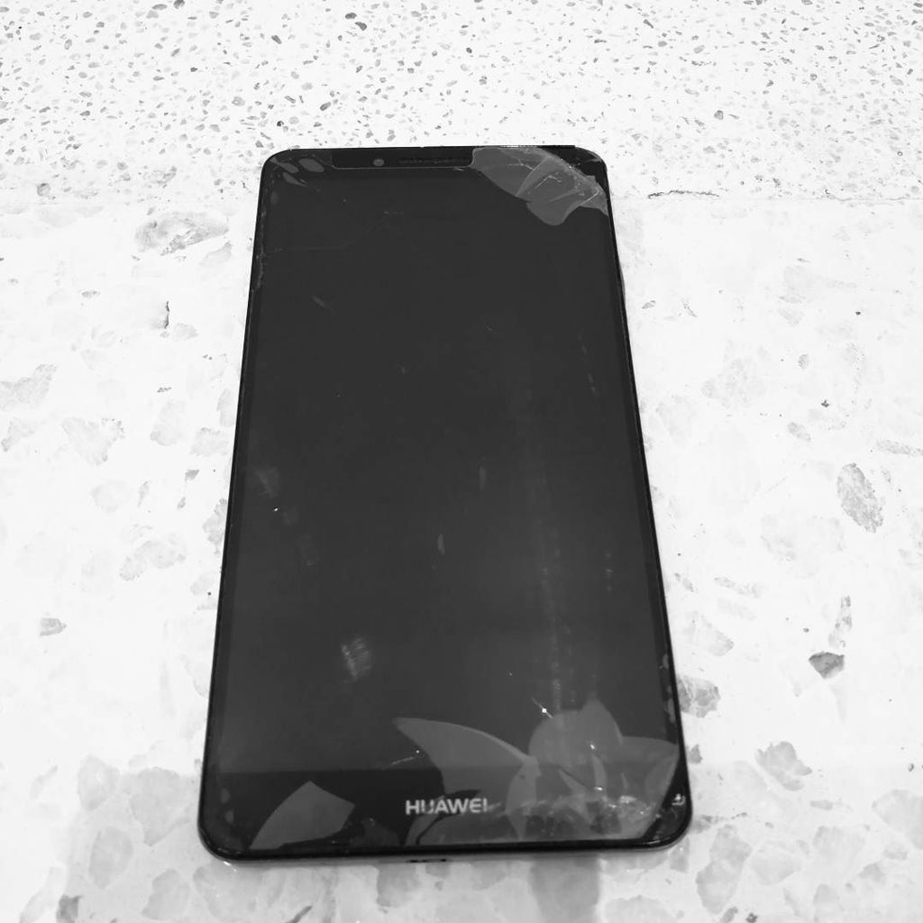 vainlyv's tweet photo. Goodbye #mate7. Hello #mate9.
I love #Huawei. https://t.co/zPjA7oFWKU https://t.co/39g9lhJgt1