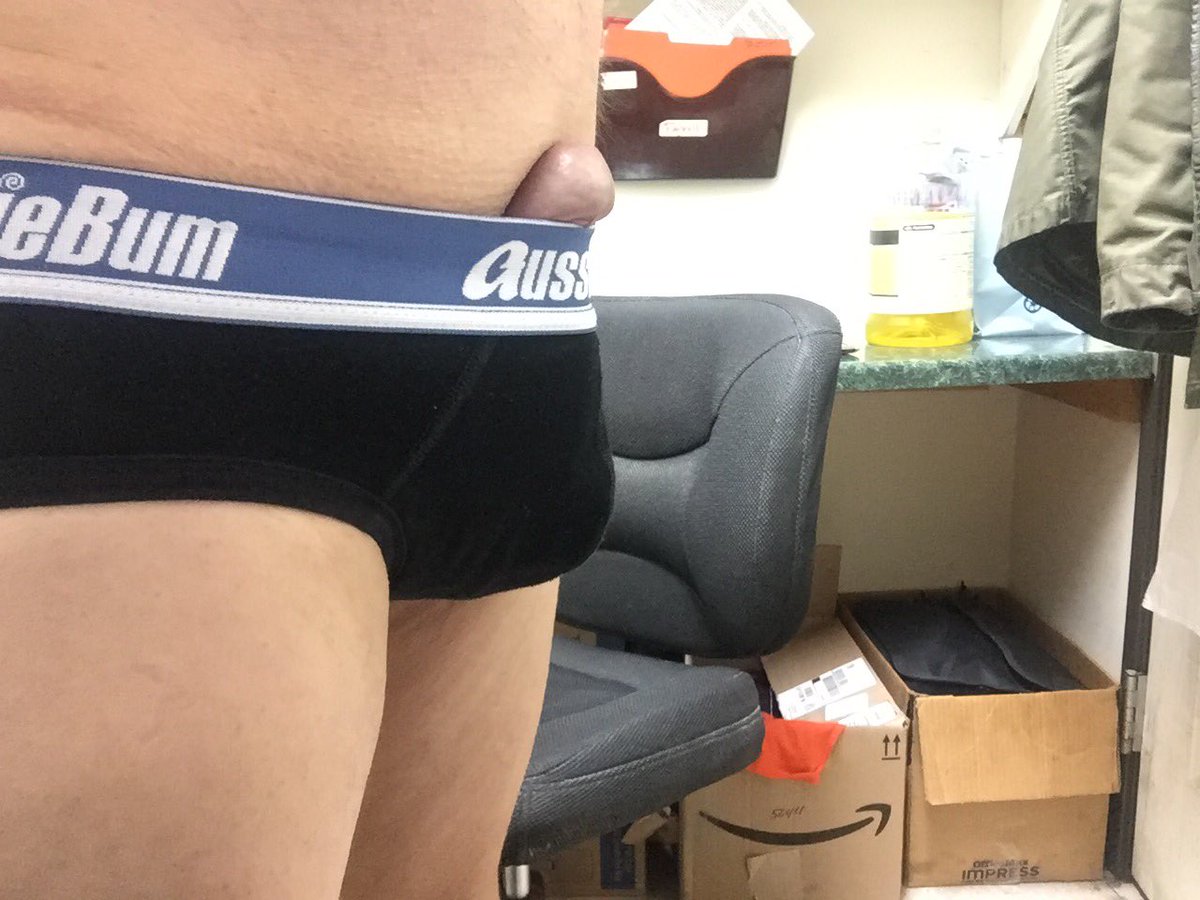 mikey70072's tweet photo. #pantsoftheday Aussie's black it's 5 outside and still managed a #dicslip https://t.co/epnSdVilYD