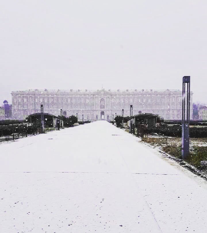 ITALIACONCERTI's tweet photo. La #neve arriva al #sud! Che brano musicale vi torna in mente? Riscaldiamoci con la #musica ❄️☃️🎼🎙#reggia (foto dal web) https://t.co/ZuqtCEWrXZ