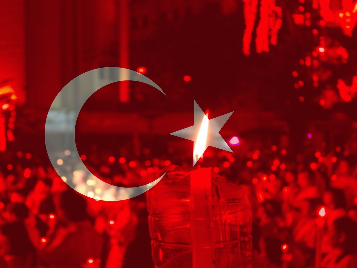 thebigstoptr's tweet photo. İzmir'de meydana gelen terör saldırısını nefretle kınıyoruz. Yaşadığımız üzücü olay nedeniyle bu akşam canlı müzik programımızı iptal ettik. https://t.co/QuEzfFV9Ug