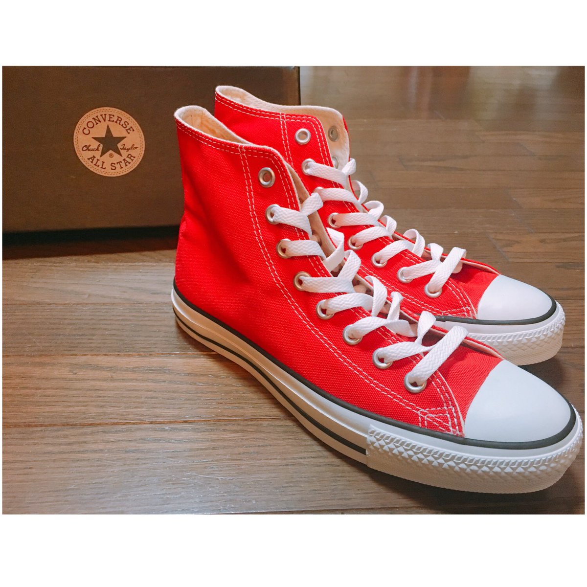 いろは 星野源垢 Twitter પર 今更ながら 赤コンバース買いました 星野源ファンの象徴 写メとってたらうさぎきた 星野源 コンバース 赤コン 源服