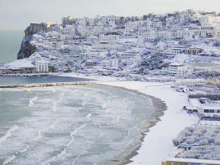 IlMattinoFoggia's tweet photo. Cartolina da #Peschici innevata: e poi non dite che il mare d'inverno in #Puglia non ha il suo perché #nevepuglia https://t.co/b9awswF0Z0