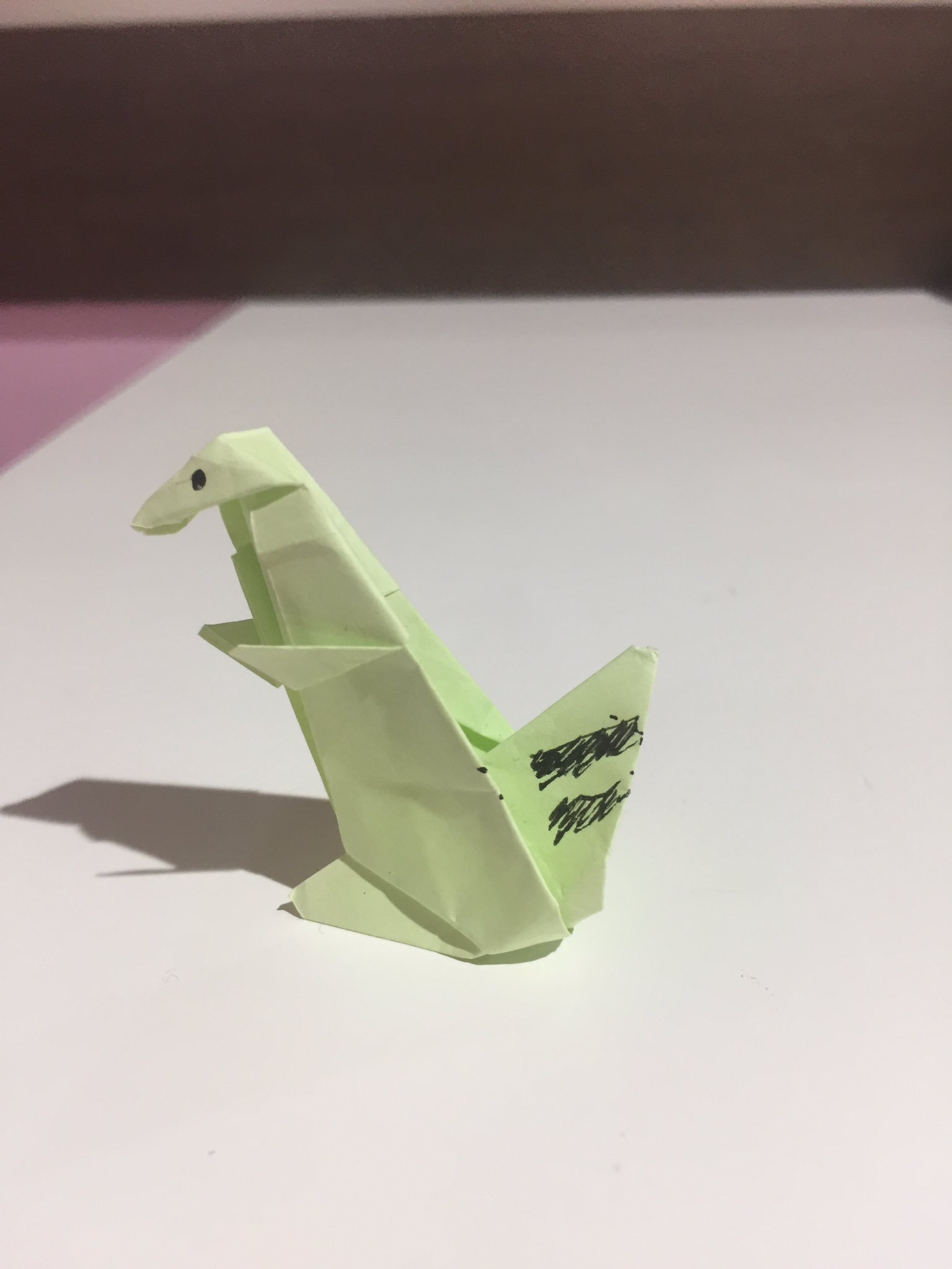D 生まれて初めて折り紙で 鶴 を折りました やり初めて3秒で自分に折り紙の才能はないと自覚しました その後 鶴が折れたことを良いことに次は リス を折ってみました ポップな コモドドラゴン になりました でも並べてみるとかわいいもんです