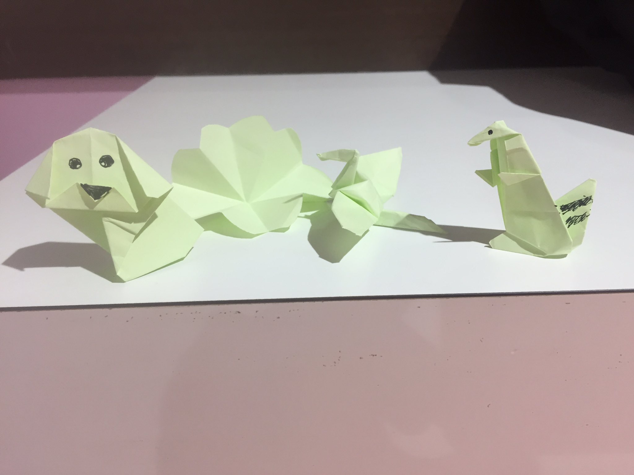 D 生まれて初めて折り紙で 鶴 を折りました やり初めて3秒で自分に折り紙の才能はないと自覚しました その後 鶴が折れたことを良いことに次は リス を折ってみました ポップな コモドドラゴン になりました でも並べてみるとかわいいもんです