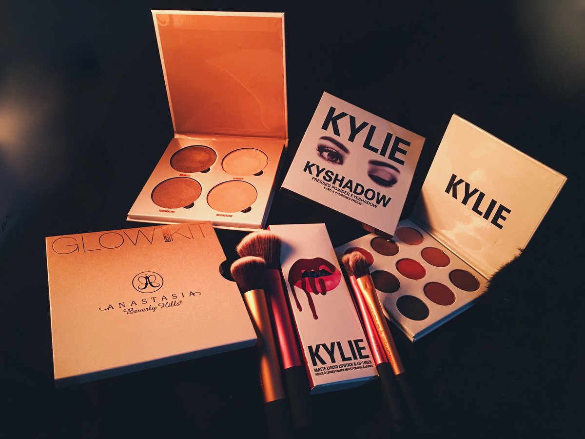 PamParamita's tweet photo. Feels so good to spoil yourself sometimes ❤ gifts to myself 🎁🛍
#glowkit #kylielipkit #kyshadowpalette #realtechniquesbrushes https://t.co/e9unvVu6Wm