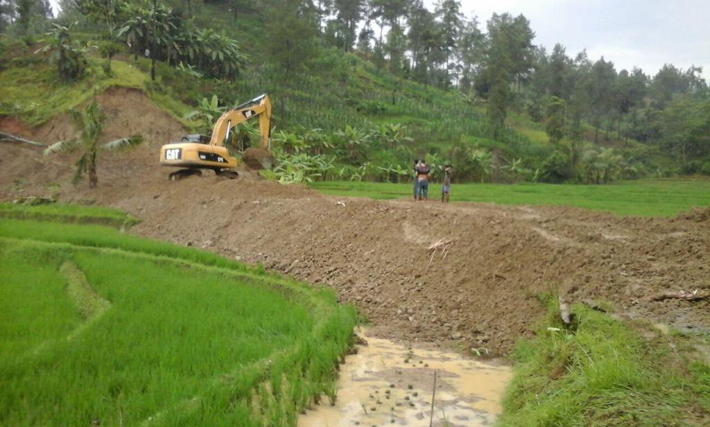 GudikLowang's tweet photo. @ganjarpranowo Selamat malam pak. Kami warga desa kali sadang kabupaten kebumen kecamatan sempor. Mohon di bantu buat bikin jalan https://t.co/8WJEJW42uw
