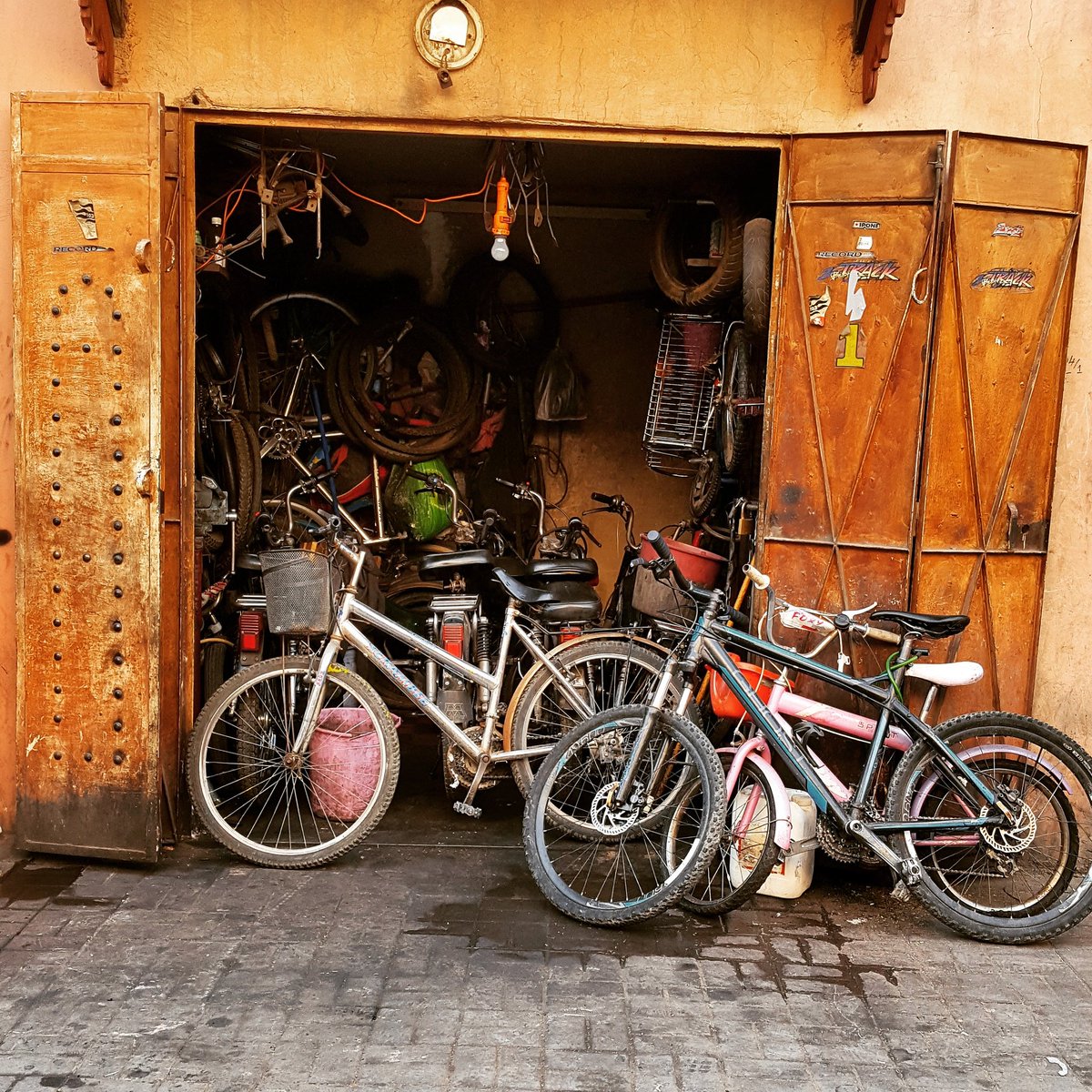 8ballbikes's tweet photo. Tiny bike shops #morroco https://t.co/jY1ICbDbBG