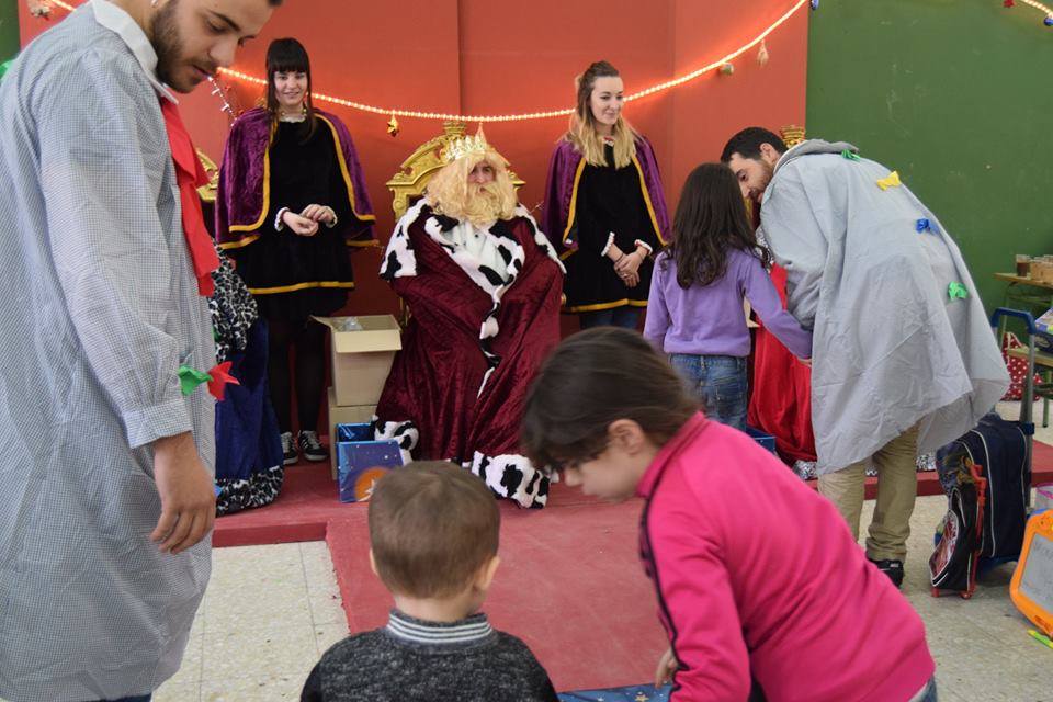 RSPMoratalaz's tweet photo. Parte de las fotos que se hicieron en el reparto de juguetes. ¡Ver a l@s peques felices no tiene precio!

https://t.co/Jwc09xTz4u https://t.co/QpgLJnnvgA