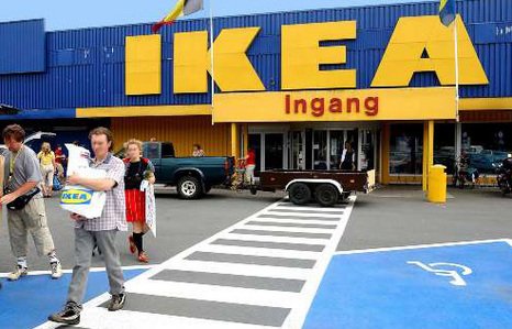 lesoir's tweet photo. Info @lesoir: un paquet suspect sur le parking à l'origine de l'évacuation du Ikea à Zaventem https://t.co/Fxa8XgBJbj https://t.co/PIzpazEJ6Q