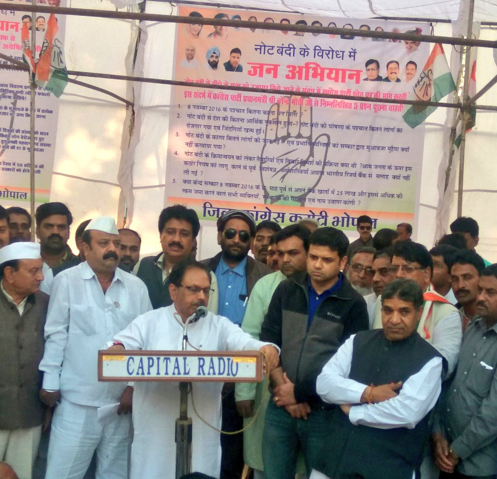 INCMP's tweet photo. नोटबंदी के विरोध में भोपाल में आयोजित जनअभियान प्रदर्शन को संबोधित करते हुए श्री सुरेश पचौरी
#DemonetisationProtest
@INCIndia @mparunyadav https://t.co/9dk8EAi8vm