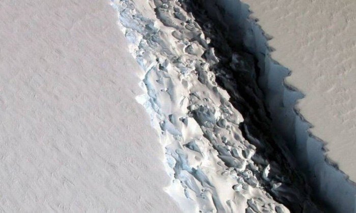 JornalOGlobo's tweet photo. Iceberg com 5 mil kmยฒ estรก prestes a se desprender da Antรกrtica. https://t.co/RLfnGBuCuk https://t.co/QCckWkPMjP