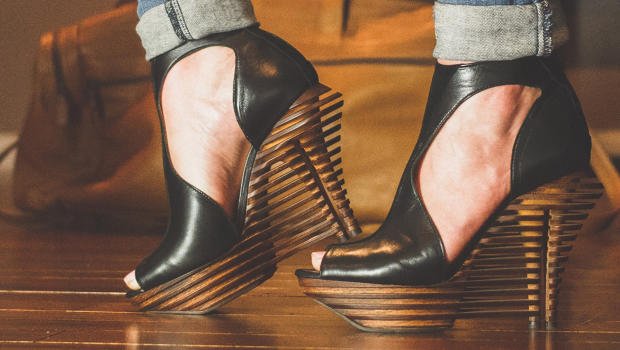 Mintbox's tweet photo. This Dual-Heeled Shoe Aims To Make Stilettos As Comfortable As Sneakers https://t.co/3JQIxnPY8P https://t.co/vPDOnZxzEu