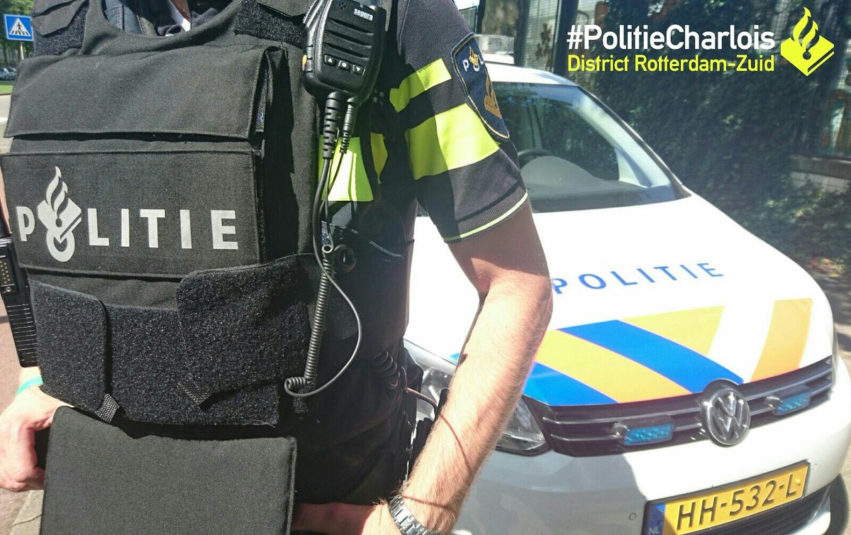 POL_Charlois's tweet photo. Bijrijder rende weg tijdens verkeerscontrole. Vuurwapen gevonden, dankzij 112 beller. 2 Verdachten aangehouden: https://t.co/CHOCAr34KX ^RG https://t.co/OV8j4uodeL