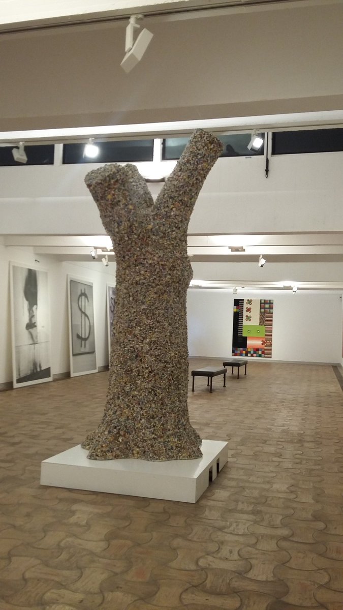 fabiadestb's tweet photo. Et voici l'arbre(3,20m)à fèves(20841)de #PascalPinaud visible à la #FondationMaeght à #StPauldeVence C'est de circonstances 😊 #CotedAzurNow https://t.co/FJLSqCQCuE