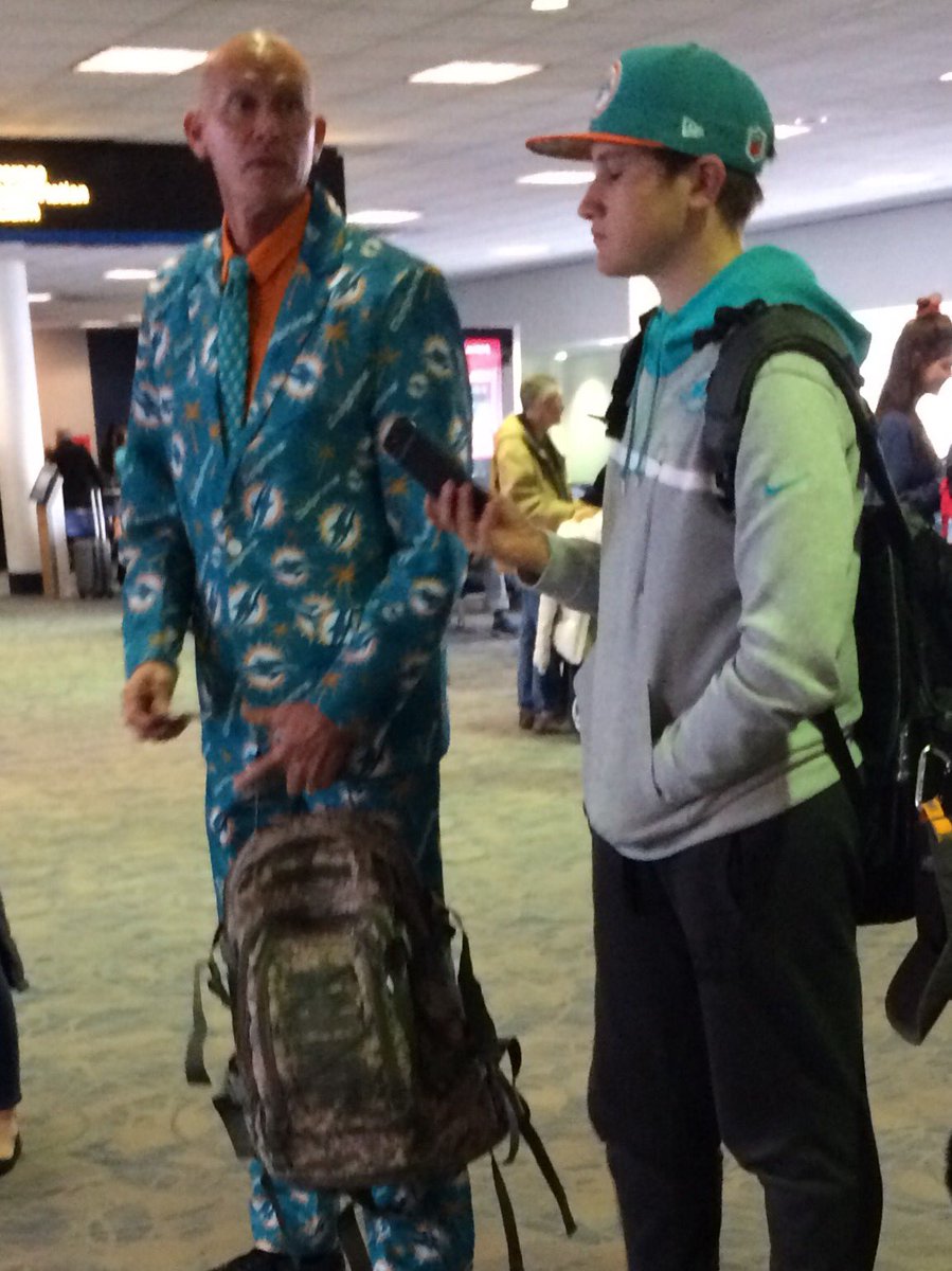 hailpitt95's tweet photo. @colin_dunlap @JColony13 @937theFan waiting at the gate...Charlotte to Pittsburgh #nicesuit #finsfans https://t.co/hB7ppam7UR