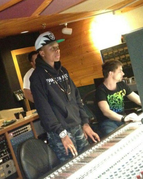 lac_thomas's tweet photo. #AboutLastNight Me &amp; Garay Canazzi Found some time for this #MGRRecs #TheArmsIndustry #DemoTeaser #JerrystenGibson https://t.co/SJxbbwOE8v